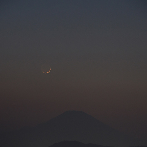 富士山と月齢1.3の月と水星