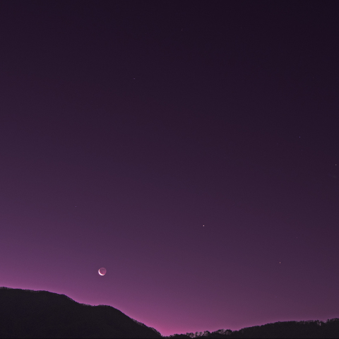 夜明け前の金星、木星、月