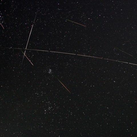 ペルセウス座流星群と人工衛星の共演