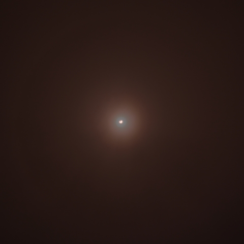 部分食中の月の傘