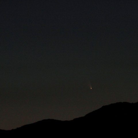 那須の山に沈むパンスターズ彗星