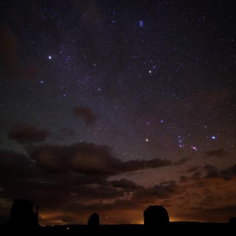 モニュメントバレーに昇る冬の星座