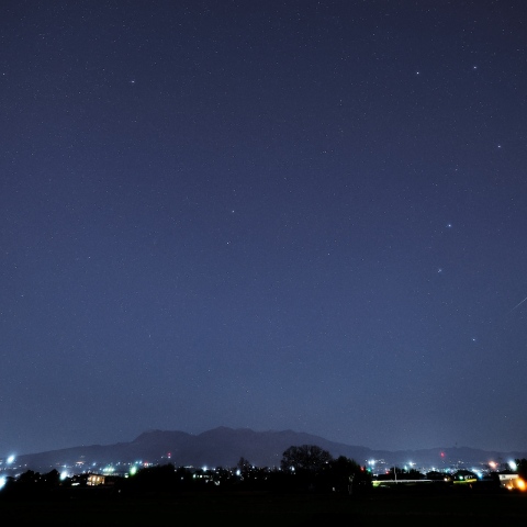 赤城山に昇る北斗七星としぶんぎ群流星