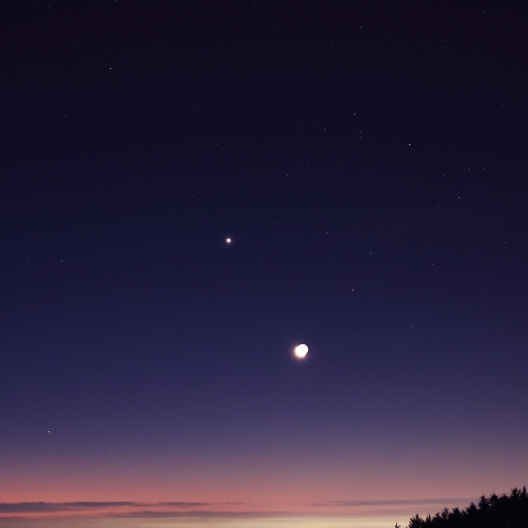 明け方の月と金星・アンタレスの会合