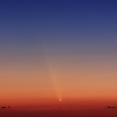 日本海に沈む紫金山アトラス彗星