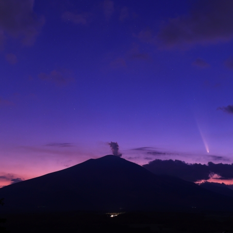 浅間山に沈む紫金山アトラス彗星