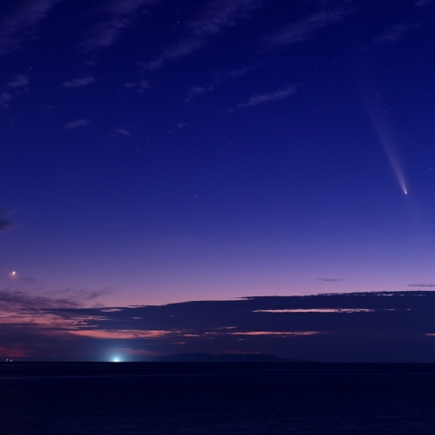 アンチテイルから日本海に沈む紫金山アトラス彗星
