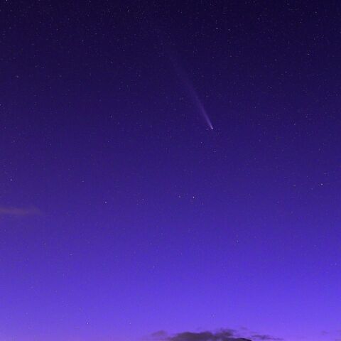 浅間山に沈む紫金山アトラス彗星