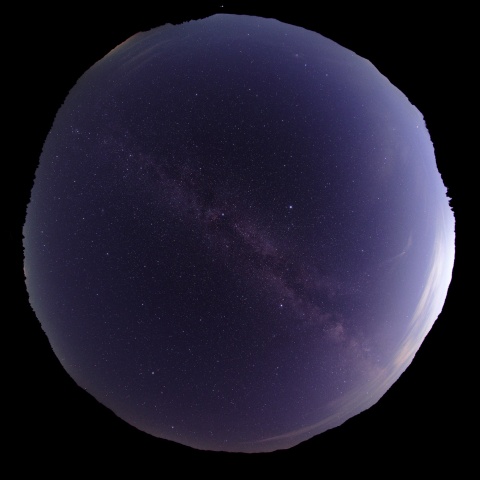 全周魚眼で捉えた紫金山アトラス彗星