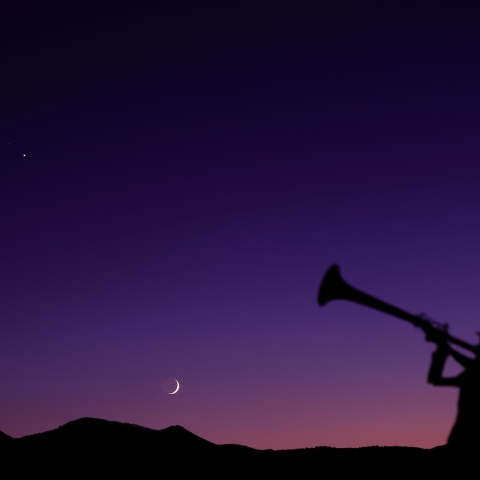 三日月と金星の見える丘