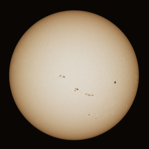 ４月6日の太陽面（白色光）