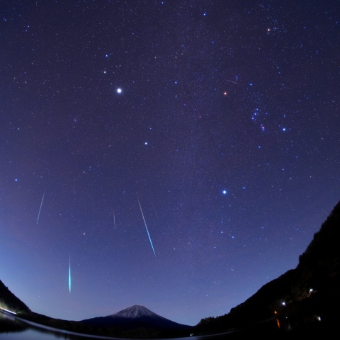 富士山に降るふたご座流星群
