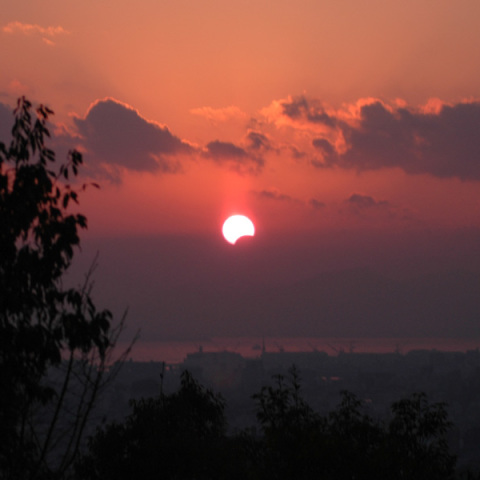 夕暮れ時の部分日食