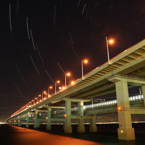 夜のスカイゲートブリッジ