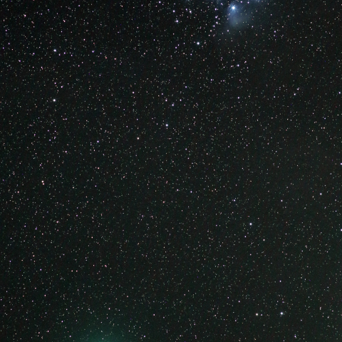 地球に最接近するウィルタネン彗星と、その彼方のプレアデス星団