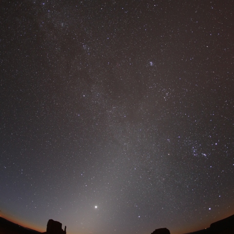 モニュメントバレーの黄道光