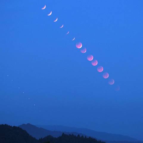 沈んでいく皆既月食