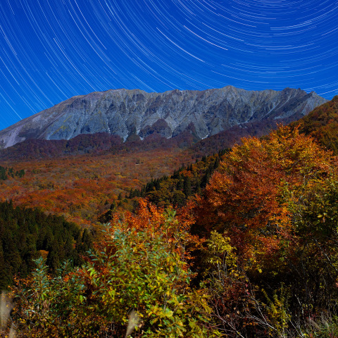 月夜の大山鍵掛峠紅葉
