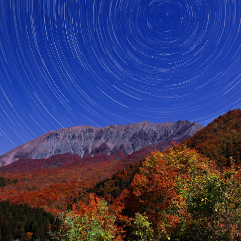 月夜の大山鍵掛峠紅葉