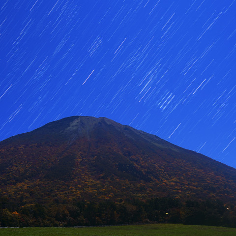 紅葉の大山に昇るオリオン座