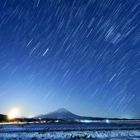 大山に昇る月と冬の大三角