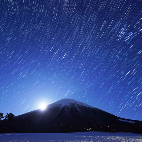 月の出の大山と冬の大三角