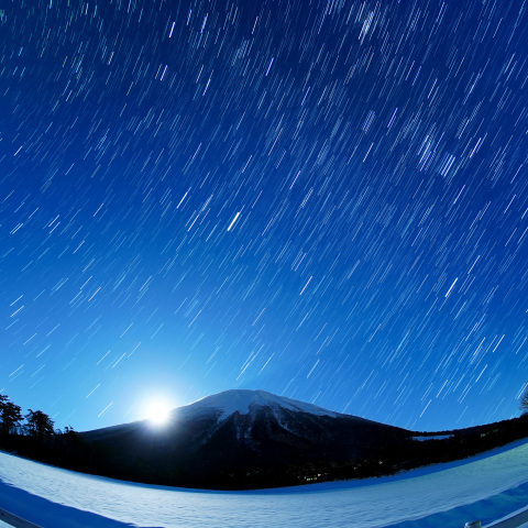 月の出の大山と冬の大三角