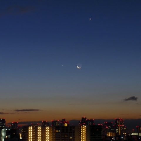 地球照の三日月と水星、金星