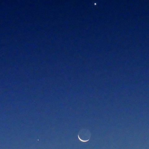 地球照の三日月と水星、金星のランデヴー