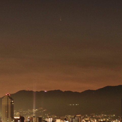 都会の夕暮れとパンスターズ彗星