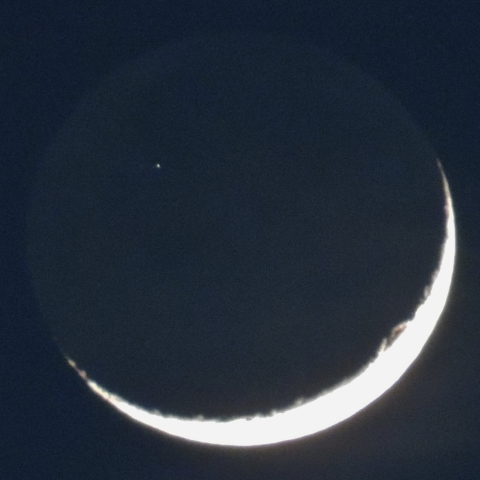 月齢2.9の地球照と航空機の航跡