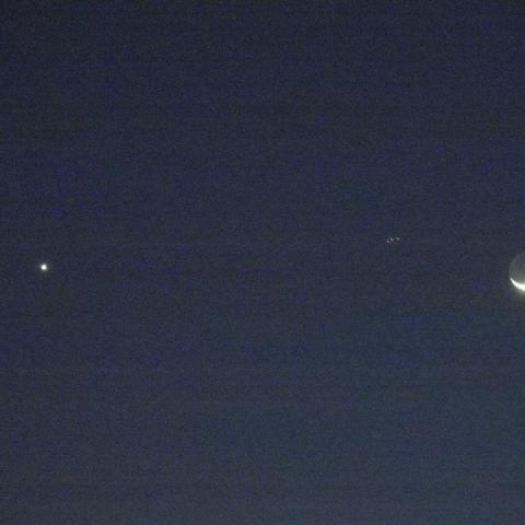 地球照の三日月と宵の明星のランデヴー