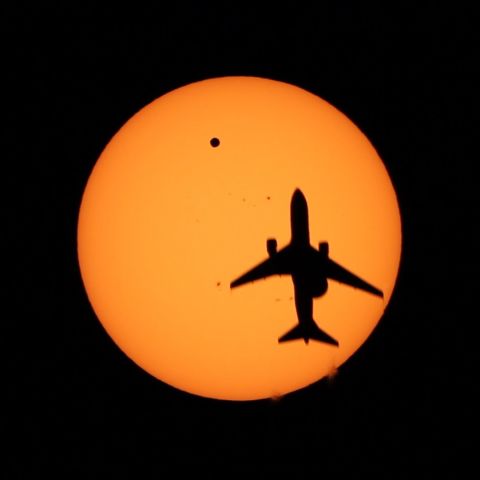 太陽と金星と飛行機