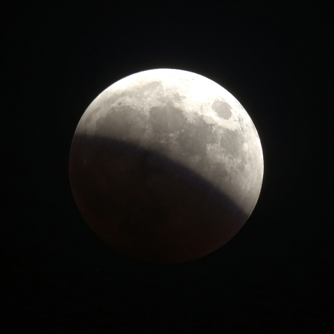 地球の影へ入る月