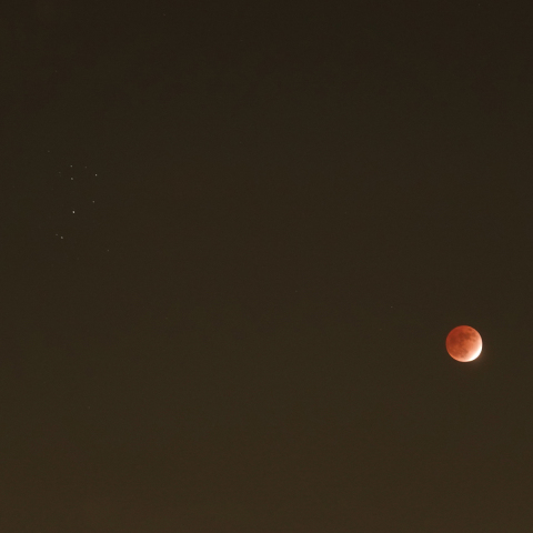 プレアデス星団　と　ほぼ皆既月食
