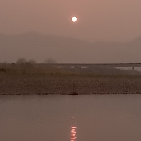 黄砂の中の夕陽