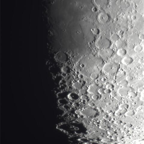 月面南部とクラヴィウス・アイ