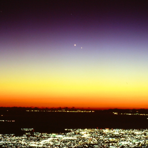 金星と水星のある夜景
