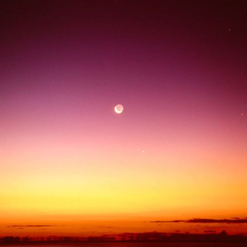 海辺の月と水星