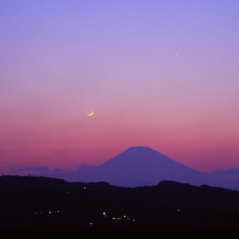 富士にかかる月と水星