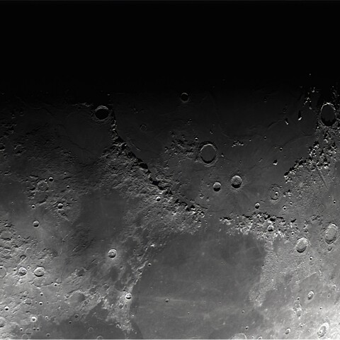 月面北側（月齢7.9）