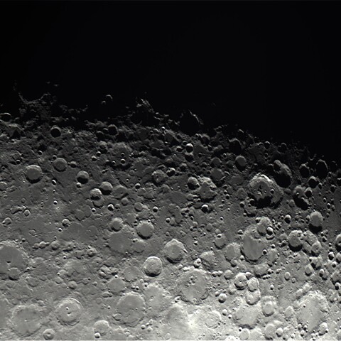 下弦前の月面（南）