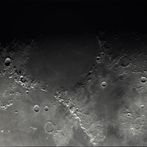 下弦前の月面（北）