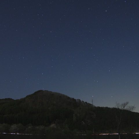 春の里山に夏の星座