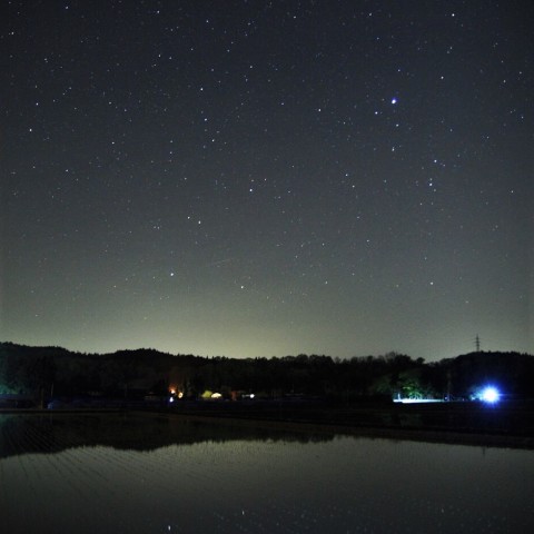 春の田園風景に夏の星座