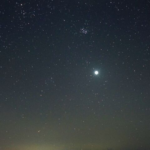 まぶしい光を放つ金星