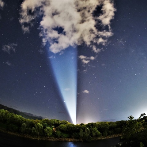 長野県光害発生中！長野県箕輪町で連日夜通し夜空に向けて照射している回転サーチライト