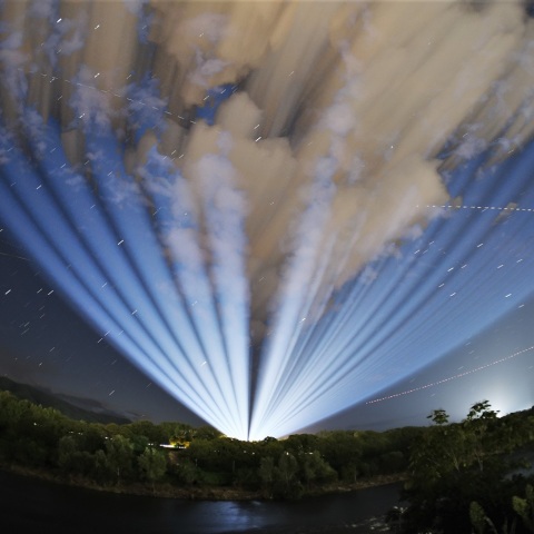 長野県光害発生中！長野県箕輪町で連日照射している回転サーチライト（比較明合成）