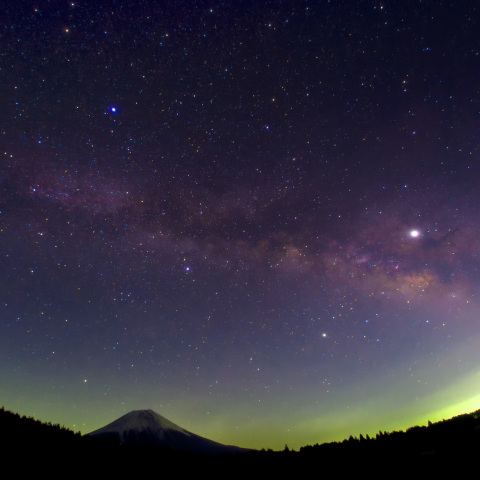 富士山に架かる夏の天の川