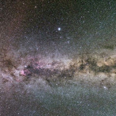 天頂付近を横切る夏の銀河